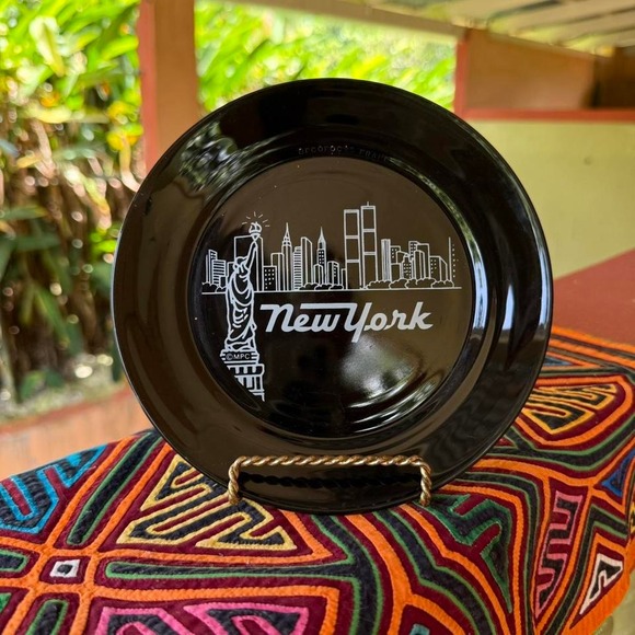 🗽 New York Black Souvenir Plate – Vintage Skyline & Twin Towers - Picture 1 of 6